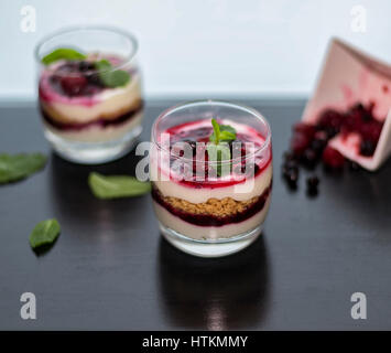Schönen Sommer Käsekuchen gemacht mit frischen Waldbeeren Stockfoto