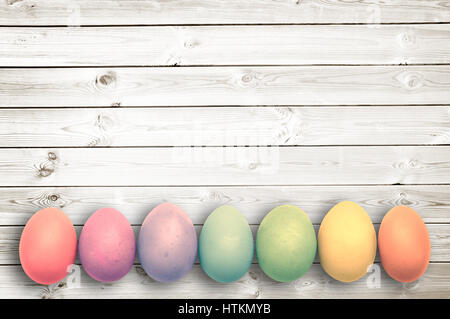 Pastellfarbenen Eiern auf weißen Holzbohlen, Ostern-Hintergrund Stockfoto