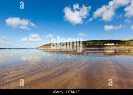 Große Strecke der Sandstrand im Saunton Sands in North Devon, England, UK. Stockfoto