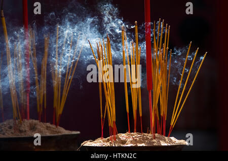 Brennende Räucherstäbchen in einem chinesischen Tempel in Ho-Chi-Minh-Stadt, Vietnam. Stockfoto