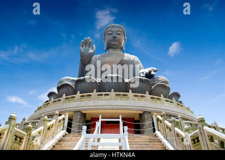 HONG KONG, CHINA - 7. März 2014: Die riesigen Tian Tan Buddha am Po Lin Monastery bei Lantau island Stockfoto