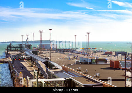 Fracht-Passagier terminal Westhafen mit der Fähre. Ausgebaute Infrastruktur des skandinavischen Seehafen mit beweglichen Gehwegen, Brücken und Auto carryi Stockfoto