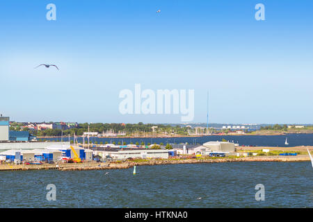 Fracht-Passagier terminal Westhafen mit der Fähre. Infrastruktur der skandinavischen Hafen entwickelt. Nebengebäude und Hangars mit Industriehafen equipmen Stockfoto