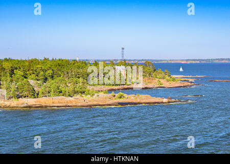 Stein-Strand mit Plätzen zum Sonnenbaden, Schwimmen und Relaxen auf einer Felseninsel in Pihlajasaari Recreational Park. Skandinavischen Inseln Architektur ich Stockfoto