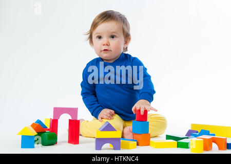 Kleines Kind spielen mit Würfeln isoliert auf weißem Hintergrund Stockfoto