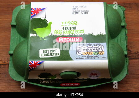 Camberley, Großbritannien - 31. Dezember 2016: Grünen Karton Tesco britische Medium Free Range Eier Stockfoto