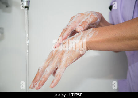 Hände waschen mit Wasser und Seife im klinischen Umfeld Stockfoto