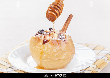 Die Apple gebacken mit Cranberry ist verwässert Honig Stockfoto