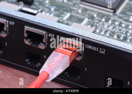 Technologie Geräte Netzwerk Switch Board mit Ethernet Kabel Stockfoto