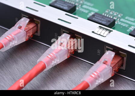 Technologie Geräte Netzwerk Switch Board mit Ethernet Kabel Stockfoto