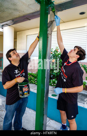 Miami Florida, Allapattah, Comstock Grundschule, Martin Luther King Jr. Day of Service, MLK, Verschönerungsprojekt, hispanischer Mann Männer männlich, junge Jungen, KI Stockfoto