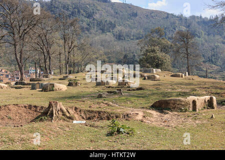 YuanYang, China - 21. Februar 2017: Hani Friedhof mit den Gräbern der typischen Hani in YuanYang Stockfoto