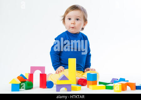 Kleines Kind spielen mit Würfeln isoliert auf weißem Hintergrund Stockfoto