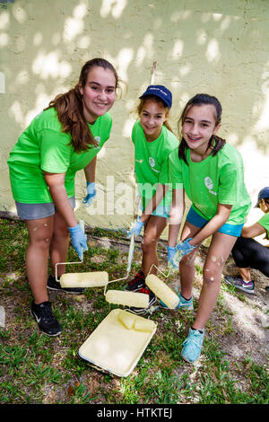 Miami Florida, Allapattah, Martin Luther King Jr. Day of Service, MLK, Seniorenheim Reparatur, hispanische Mädchen, weibliche Kinder Kinder Kinder Youngster, Tee Stockfoto