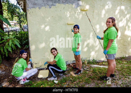 Miami Florida, Allapattah, Martin Luther King Jr. Day of Service, MLK, Seniorenheim Reparatur, hispanische Mädchen, weibliche Kinder Kinder Kinder Youngster, Tee Stockfoto