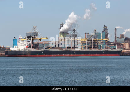 Bulk-Carrier im Hafen Stockfoto