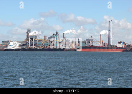 Bulk-Carrier im Hafen Stockfoto
