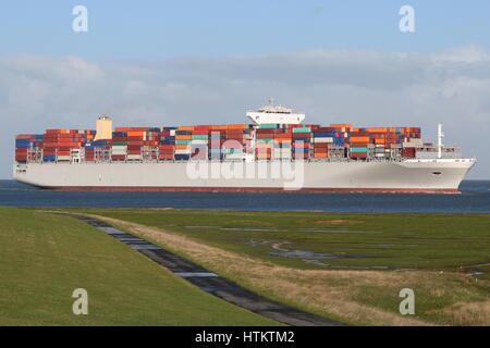 extrem große Containerschiff Schifffahrt auf der Elbe Stockfoto