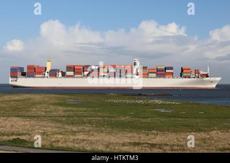 extrem große Containerschiff Schifffahrt auf der Elbe Stockfoto