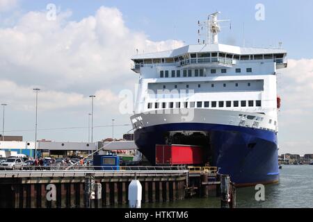 Ro-Ro-Fähre im Hafen Stockfoto