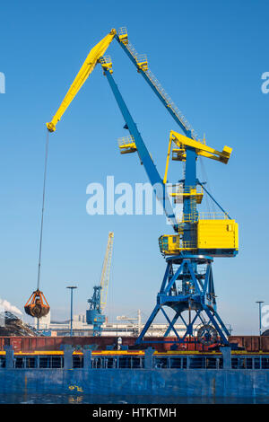 Hafen-Kran bei der Arbeit Stockfoto