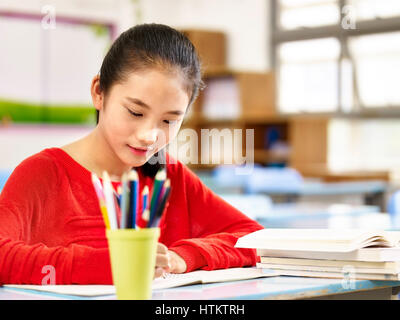 asiatische elementare Schulmädchen lernen im Klassenzimmer. Stockfoto