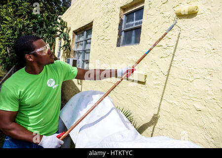 Miami Florida, Allapattah, Martin Luther King Jr., Diensttag, MLK, Seniorenreparatur, Schwarze Männer männlich, ehrenamtlicher Mitarbeiter, FPL, Malerei, Malrolle Stockfoto