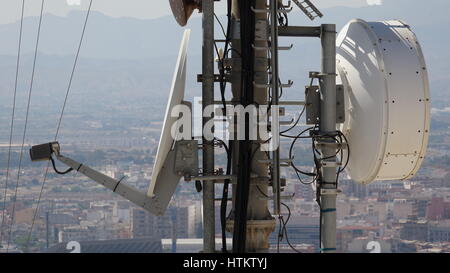 Satellitenschüssel und Mobilfunk-Turm Stockfoto