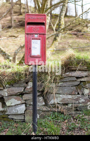 Typisch britische Red Royal Mail Briefkasten draußen Model Release: Nein Property Release: Nein. Stockfoto