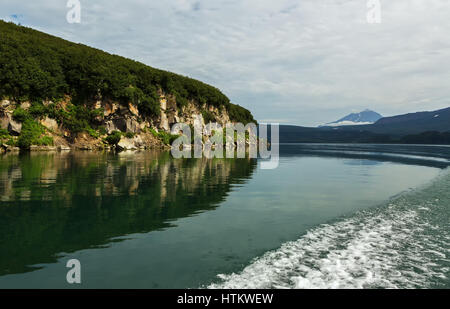 Schöne Küste der Kurilen See spiegelt sich im Wasser. Stockfoto