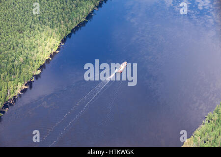 Luftaufnahme des Bootes mit Barge auf Wald-Fluss im Sommer. Stockfoto