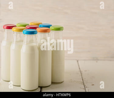 Neun Glas Milchflasche in bunten Mützen. Selektiven Fokus. Stockfoto