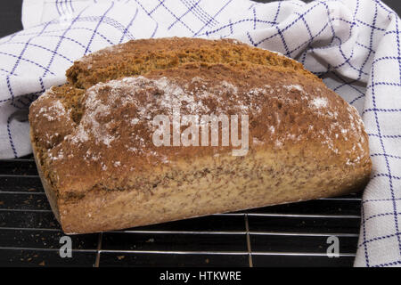 hausgemachtes irisches Soda-Brot auf einem Kuchengitter Stockfoto