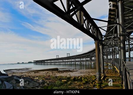 Mineralische Wharf gebaut von Schülern des Eiffel auf dem Fluss Odiel in Huelva Stockfoto