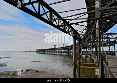 Mineralische Wharf gebaut von Schülern des Eiffel auf dem Fluss Odiel in Huelva Stockfoto