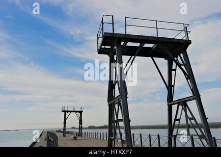 Mineralische Wharf gebaut von Schülern des Eiffel auf dem Fluss Odiel in Huelva Stockfoto