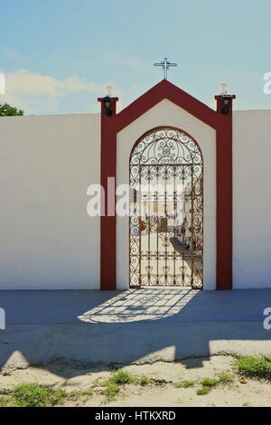 Schmiedeeisernes Tor auf einem kleinen Friedhof in Trigueros Huelva, Andalusien, Spanien Stockfoto