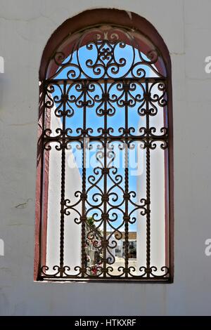 Schmiedeeisen-Fenster auf einem kleinen Friedhof in Trigueros Huelva, Andalusien, Spanien Stockfoto