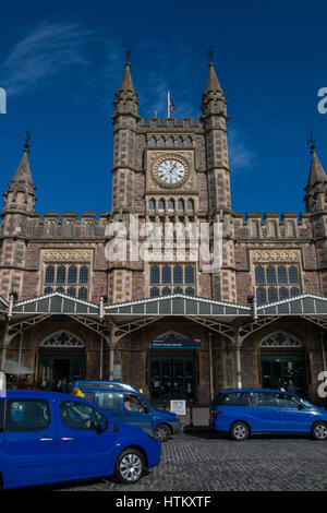 BRISTOL: Temple Meads Bahnhof Haupteingang mit kultigen blauen Taxis. Stockfoto