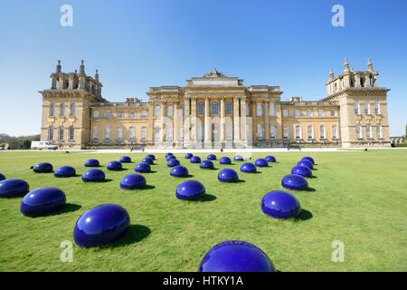 BLENHEIM PALACE WOODSTOCK OXFORD UK 21. April 2015: Blenheim Palace mit moderner Kunst-Installation Stockfoto