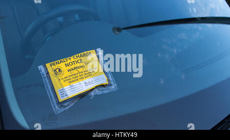 BRISTOL: A Strafe kostenlos Hinweis angebracht, um die Windschutzscheibe eines Autos geparkt in ein Bewohner Parkplatz Schema. Stockfoto