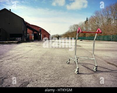 Aufgegeben von Einkaufswagen in stillgelegten Industriegebiet UK Stockfoto