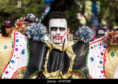 Mann in einem aufwendigen Kostüm und bemaltem Gesicht Märsche in La Vega Karnevalsumzug.  Die erste dokumentierte Karneval im heutigen Dom Stockfoto