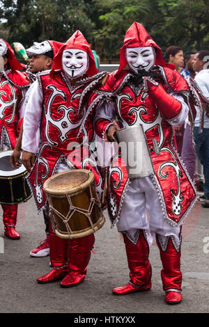 Trommler in Tracht in La Vega Karnevalsumzug.  Die erste dokumentierte Karneval Feier in der heutigen Dominikanischen Republik fand in La Ve Stockfoto