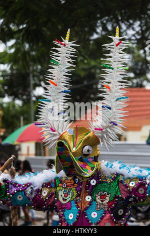 Eine Lechone-Kostüm von Santiago mit einer Ente bill Maske und Hörner in La Vega Karnevalsumzug.   Die erste dokumentierte Karneval in was ist Stockfoto