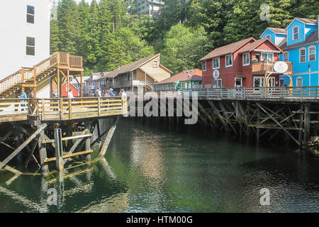 Susepnded Häuser an einem Flüsschen Alaskan in Skagway, Alaska Stockfoto