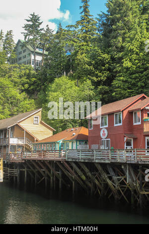 Susepnded Häuser an einem Flüsschen Alaskan in Skagway, Alaska Stockfoto