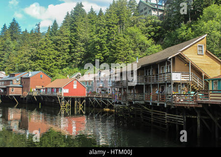 Susepnded Häuser an einem Flüsschen Alaskan in Skagway, Alaska Stockfoto