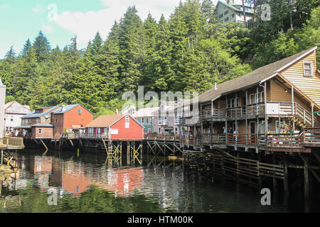 Susepnded Häuser an einem Flüsschen Alaskan in Skagway, Alaska Stockfoto