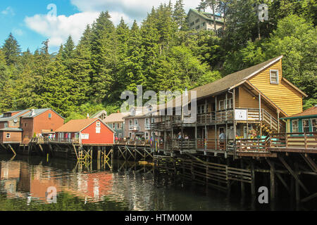 Susepnded Häuser an einem Flüsschen Alaskan in Skagway, Alaska Stockfoto